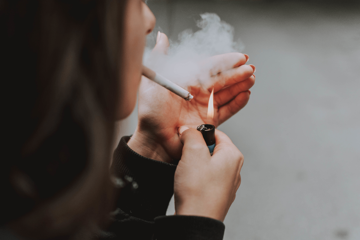 Stoppen met roken verdubbelt de overlevingskansen van kankerpatiënten op korte termijn bijna, zeggen experts