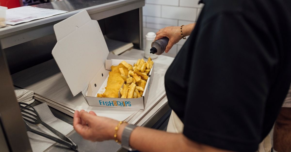 Una donna compra fish and chips a Tenerife, ma gli inglesi sono sconvolti dal prezzo
