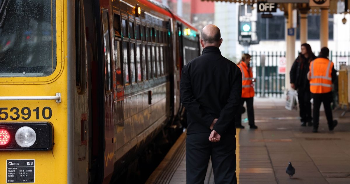 1 milyar sterlinlik devasa tren yenileme projesi, yerel halkın 'eksik' özellik nedeniyle öfkelenmesiyle kaos içinde