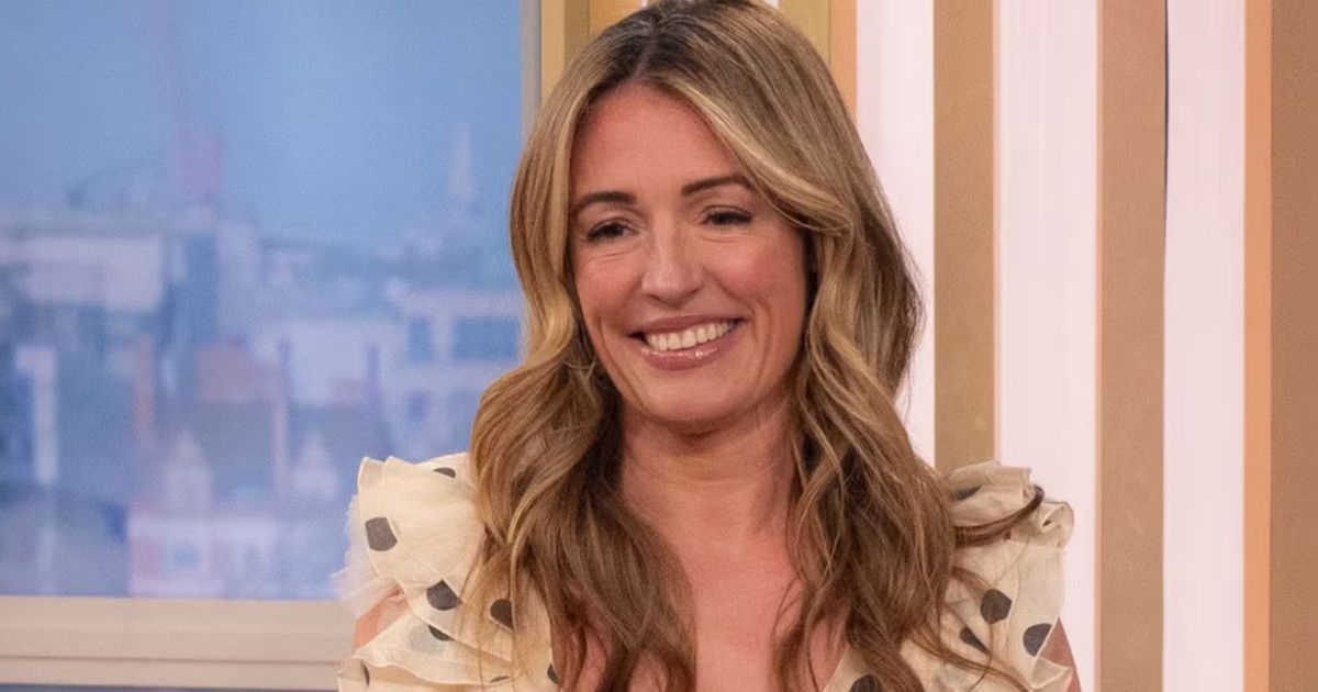L'abito in lino giallo burro di Cat Deeley di questa mattina è un must per l'abbigliamento da lavoro estivo