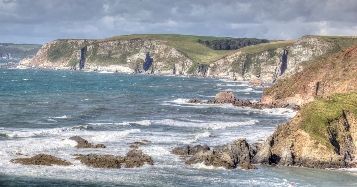 Kleines britisches Küstendorf mit kaum Kriminalität und riesigem, bei Touristen beliebtem Strand