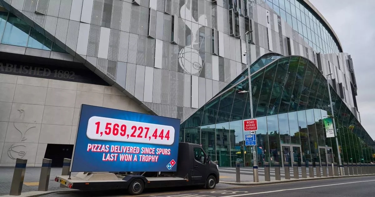Domino's installe un panneau d'affichage au stade Tottenham Hotspur pour se moquer de la sécheresse de trophées du club