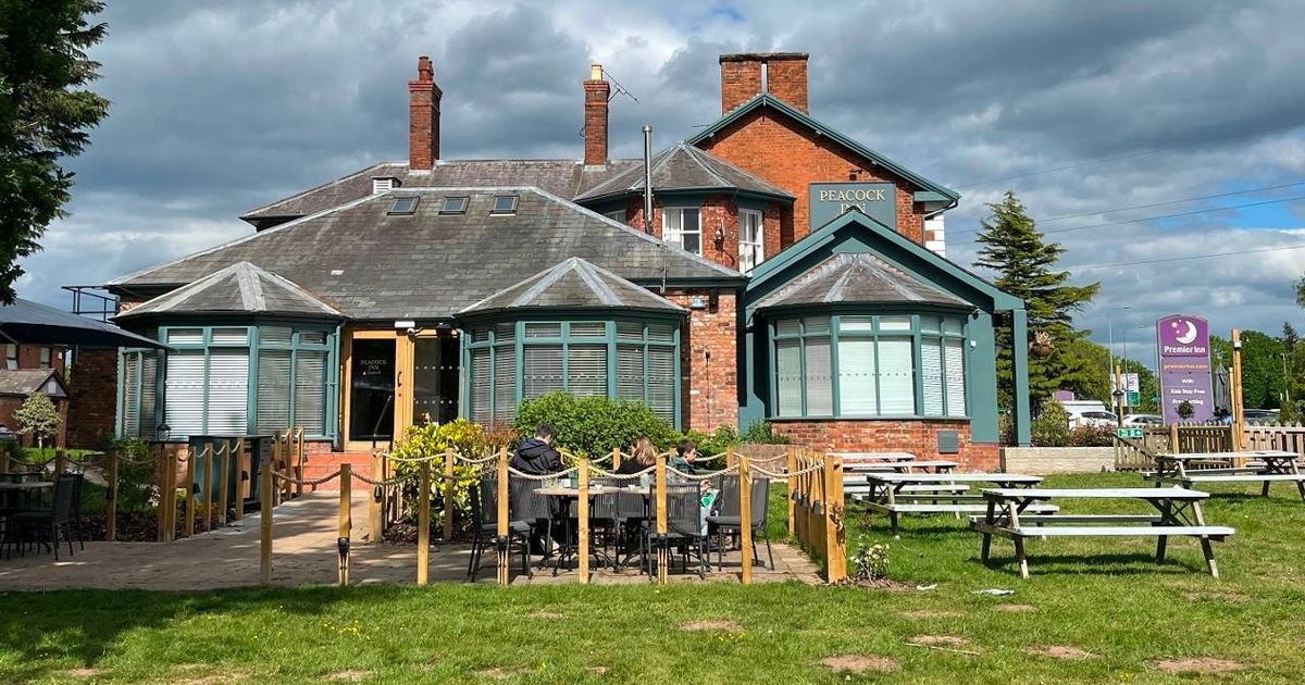 Um charmoso pub britânico tem uma adorável ferrovia em miniatura no jardim com passeios por £ 1
