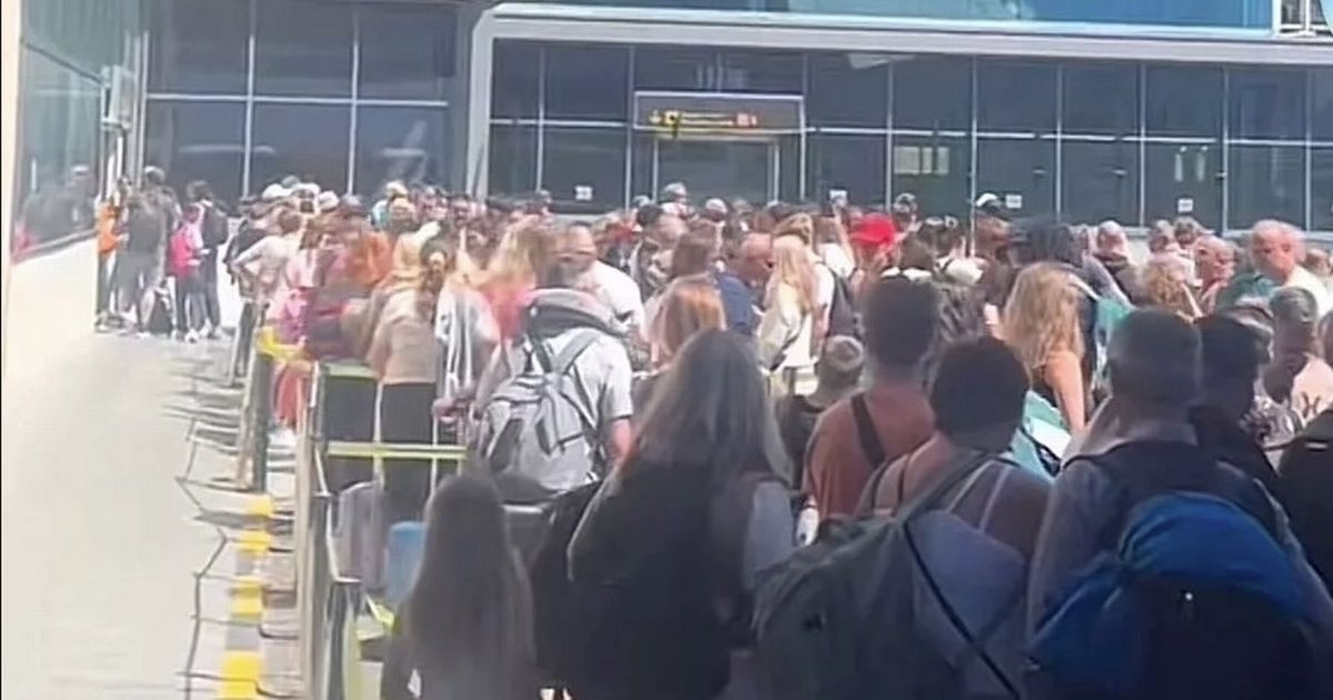 Spanische Beamte müssen zu einer Krisensitzung zusammenkommen, nachdem britische Touristen über „unmenschliche“ Warteschlangen empört sind