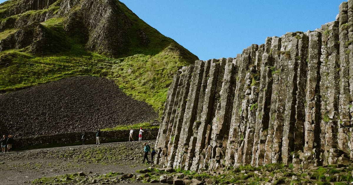 Advertencia urgente a turistas en un bello paraje del Reino Unido sobre un ritual común