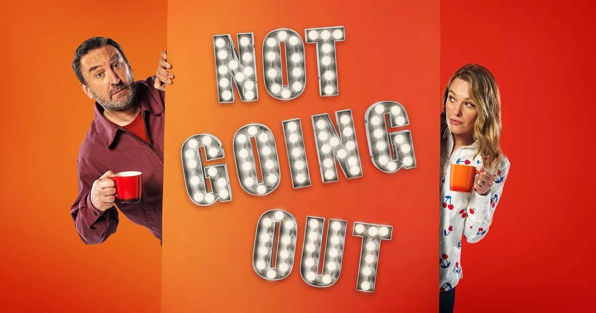 Sally Bretton, de ster van Not Going Out, heeft pijn terwijl ze tijdens de opnames met spoed naar het ziekenhuis wordt gebracht