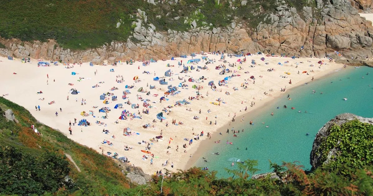 La splendida spiaggia del Regno Unito "rivale" della costa spagnola con sabbia bianca e acque cristalline