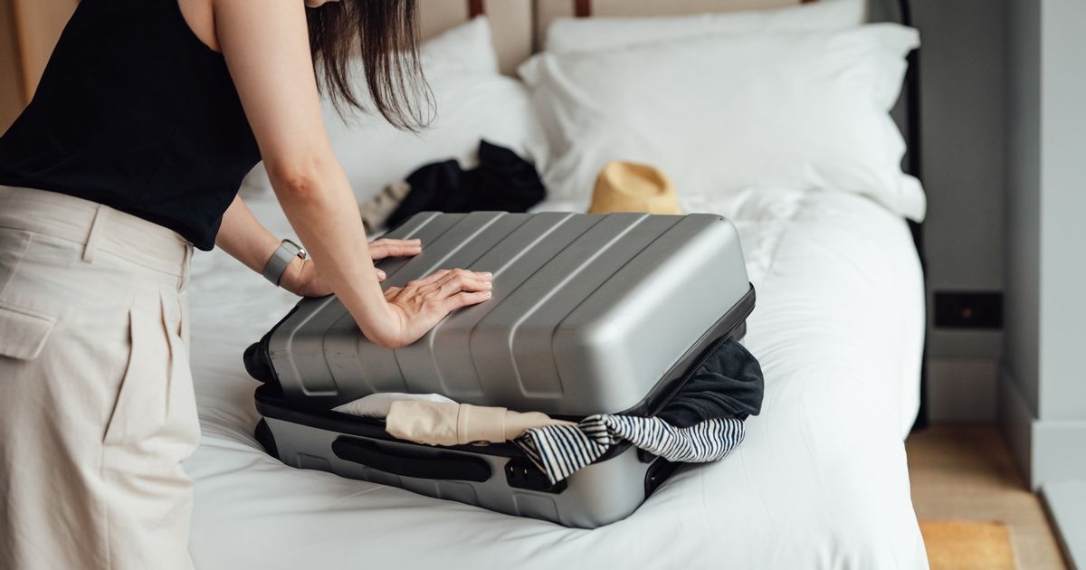 Une technique d'emballage simple qui garantit un espace supplémentaire dans votre valise - et elle ne roule pas