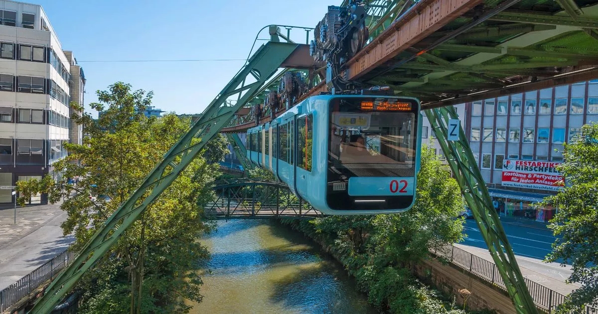 Incrível ferrovia invertida de £ 7,7 milhões que voa sobre rios e carros