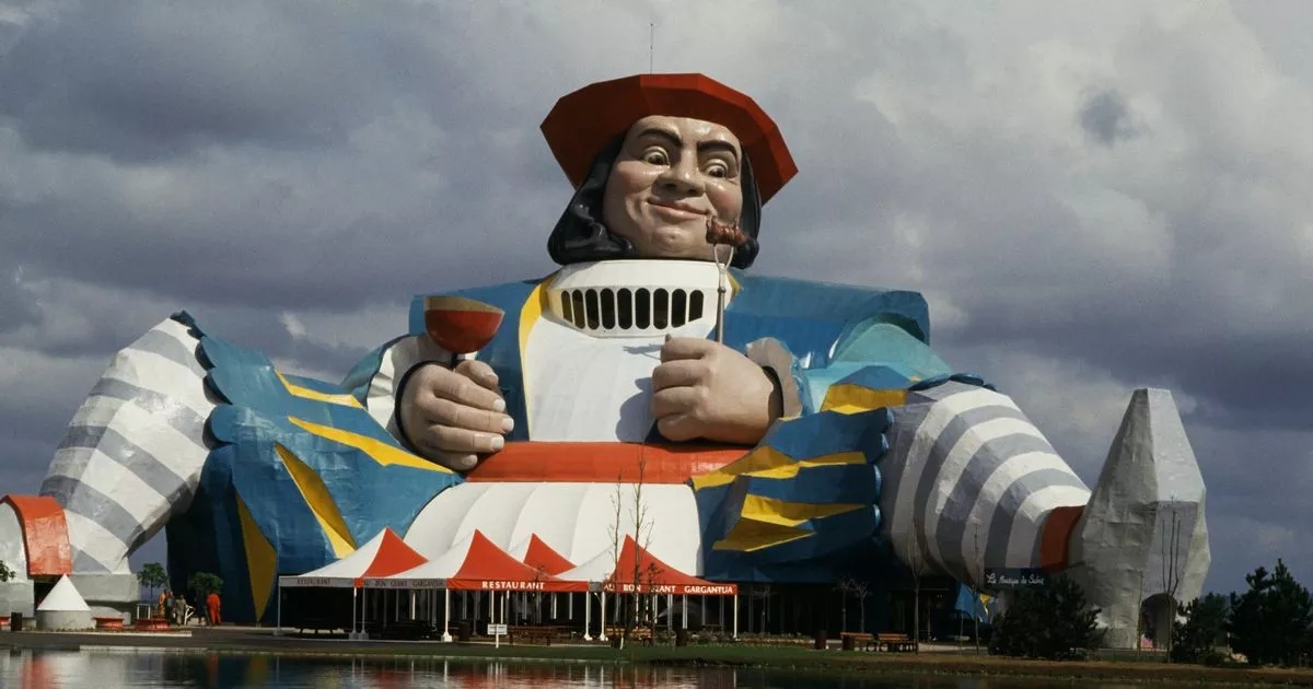 Disneyland'a rakip olması için inşa edilen 1,3 milyar sterlinlik inanılmaz tema parkı terk edildi ve çürümeye bırakıldı