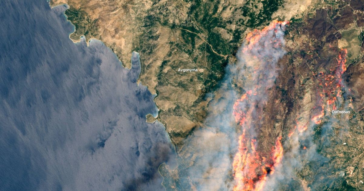 Satellite image shows wildfires ravaging holiday island as tourists evacuated