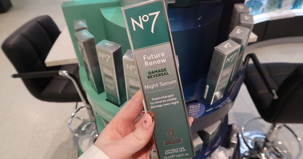 Najlepiej sprzedające się serum marki Boots, które „odwraca” oznaki starzenia, osiągnęło najniższą cenę w historii
