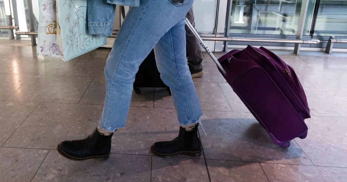 Truque genial de mulher para voar sem pagar uma fortuna pela bagagem de mão