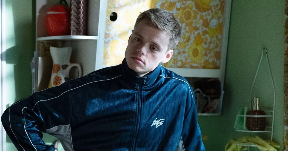 EastEnders spoiler'ları: Kraliçe Vic'in açık artırma savaşı ve Oscar ile Julie'nin Meydan'a dönüşü
