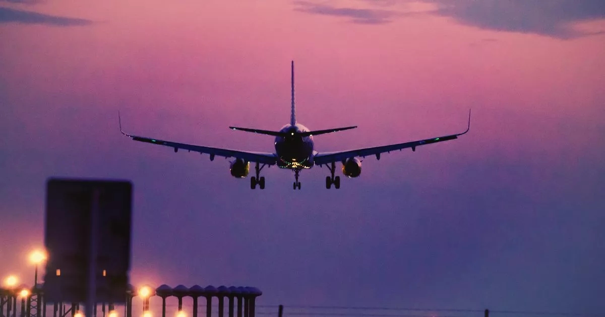 Il Ministero degli Esteri britannico invia un avviso sui passaporti ai turisti in volo per Dubai