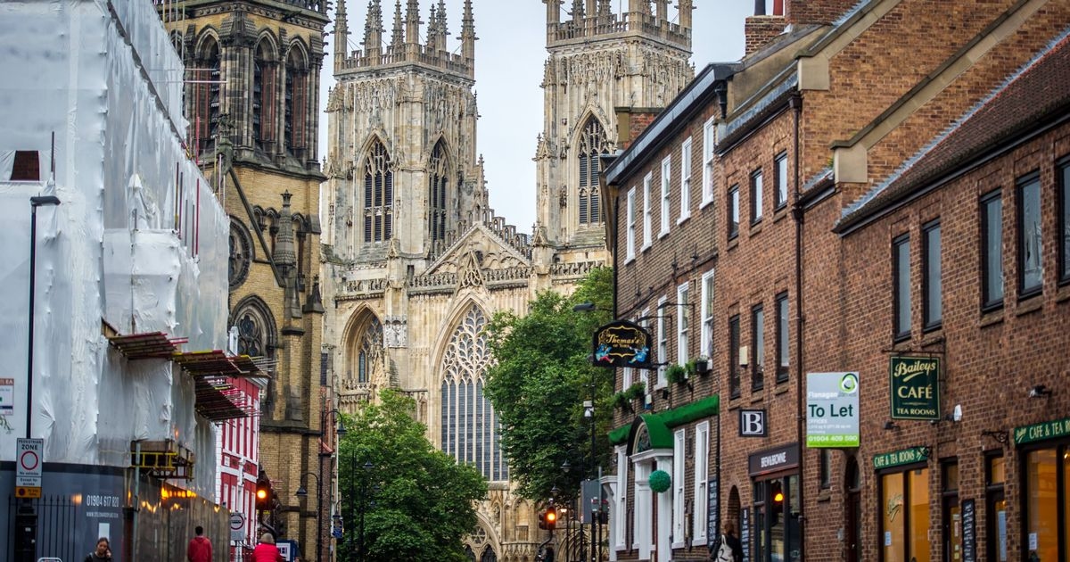 Un turista canadese critica la città britannica "che non vale il viaggio", ma gli inglesi rispondono
