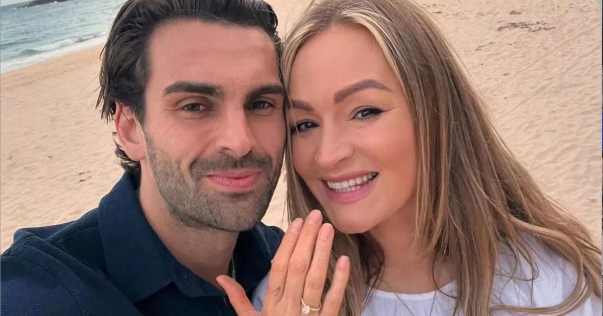 Adam Collard confessa il vero motivo per cui ha rimandato le nozze con la fidanzata Laura Woods, con cui ha una differenza di età