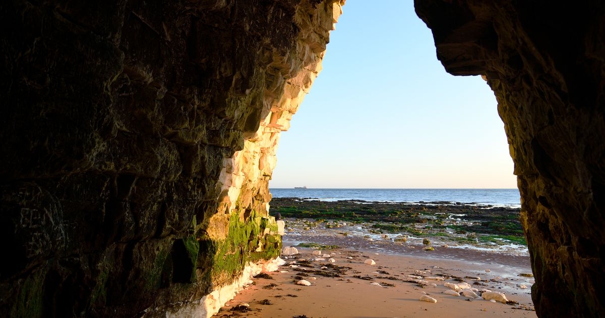 Praia de 'conto de fadas' a apenas 2 horas de Londres com cavernas escondidas reveladas na maré baixa