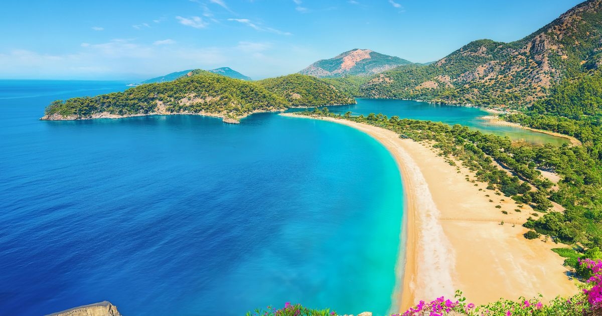 La spiaggia più soleggiata d'Europa offre sabbia dorata, acque cristalline e voli a partire da £ 17,99