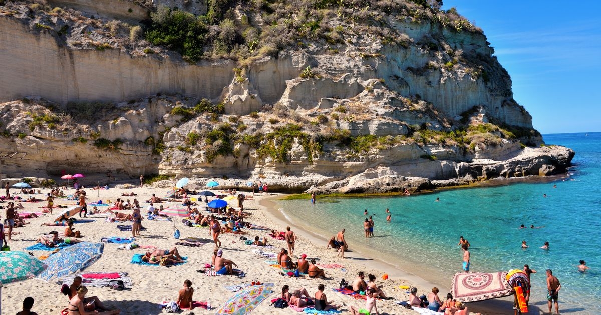 Der wunderschöne weiße Sandstrand ist einer der besten in Europa mit kristallklarem Wasser