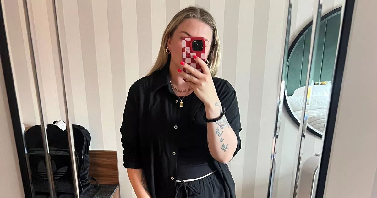 „Ich trage dieses bequeme und coole Leinen-Set diesen Sommer immer wieder – bei der Hitzewelle ist es ein Muss.“