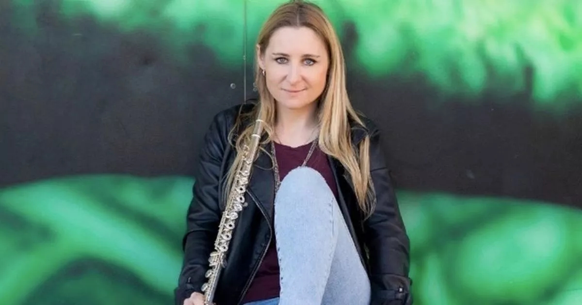 Professor de música 'desafiou adolescentes a se beijarem' e mandou mensagem para uma delas dizendo 'eu te amo'