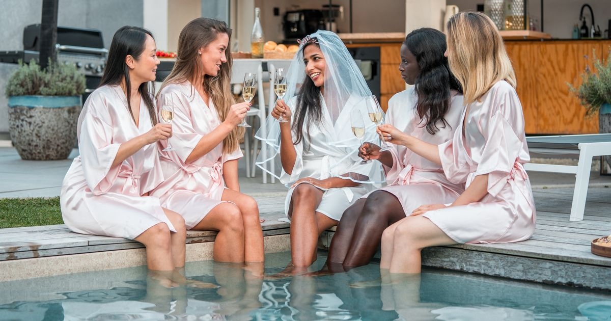 'Vriend wil dat ik £200 betaal voor vrijgezellenfeest van bruid - maar ik ben niet gegaan'