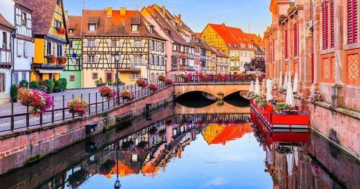 La ciudad más bonita del mundo, apodada "La Pequeña Venecia", con impresionantes canales y calles sinuosas.