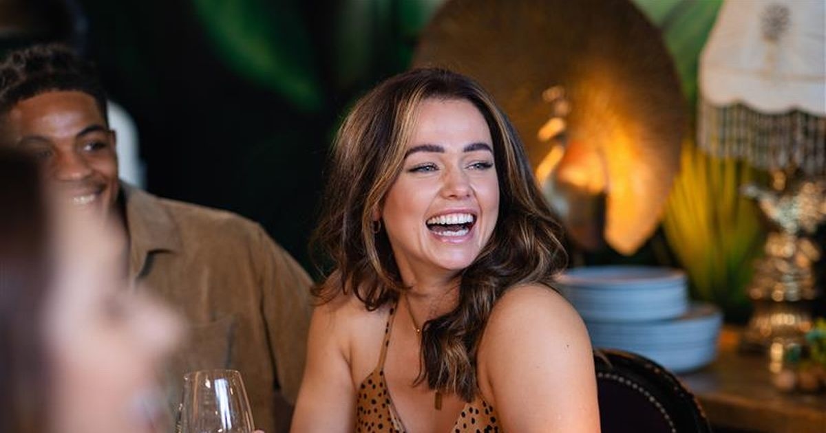 Handy teeth whitening gadget shoppers take on nights out that makes them 'so much whiter'