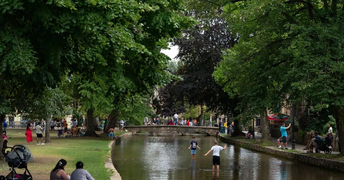 Vereador critica 'turistas do TikTok' por lixo e abuso em vila de Cotswolds