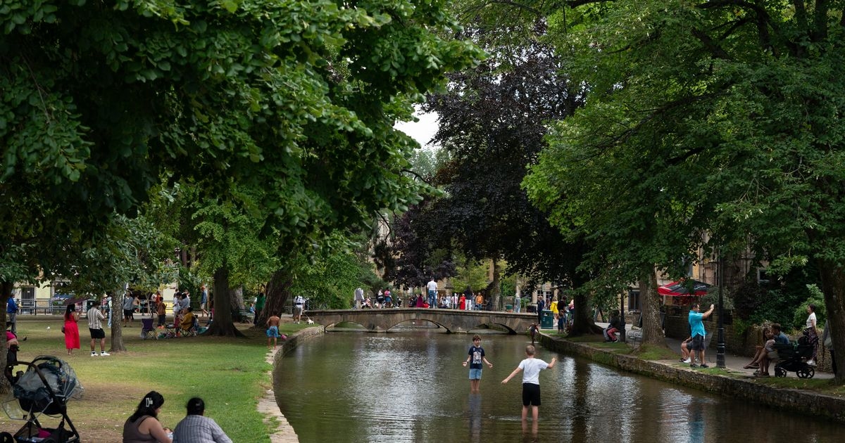 Vereador critica 'turistas do TikTok' por lixo e abuso em vila de Cotswolds