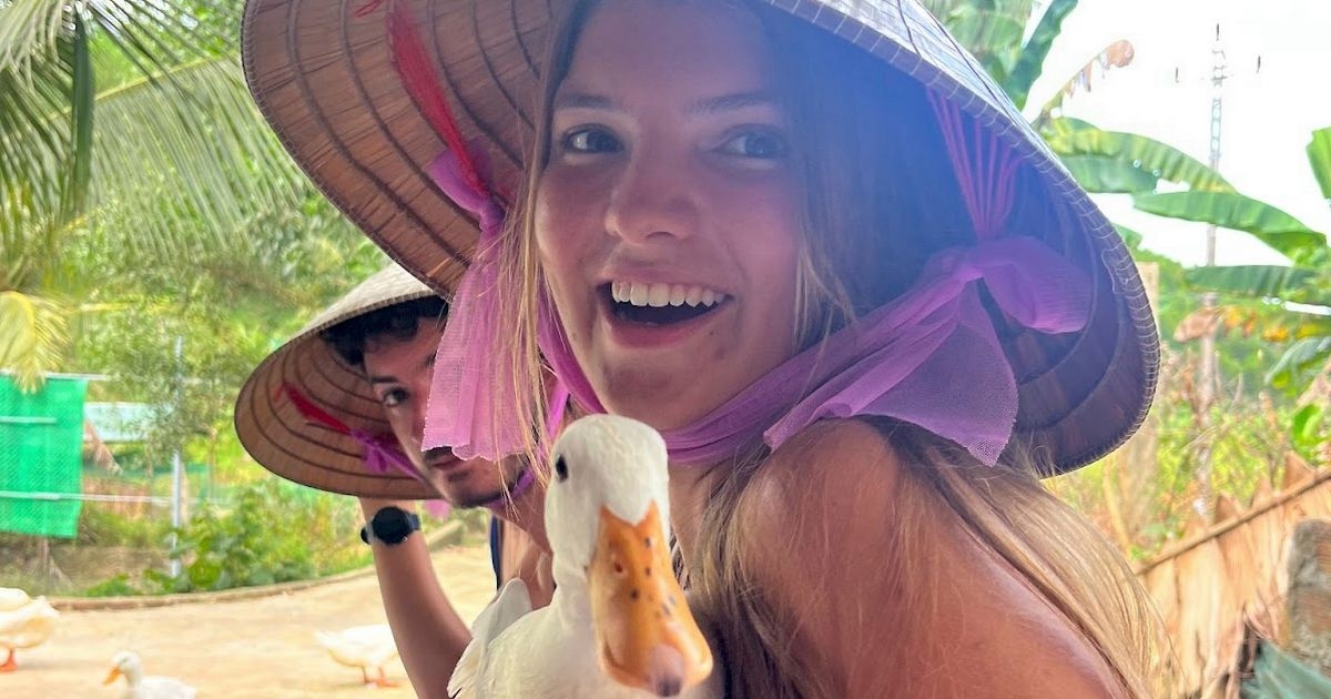 'Trabalhei em cinco empregos de zero hora ao mesmo tempo para economizar o suficiente para viajar'