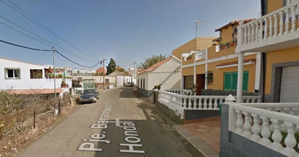 Gran Canaria'da 7 yaşındaki torun ve büyükanne, üzerlerine elektrik direği devrildikten sonra hastaneye kaldırıldı