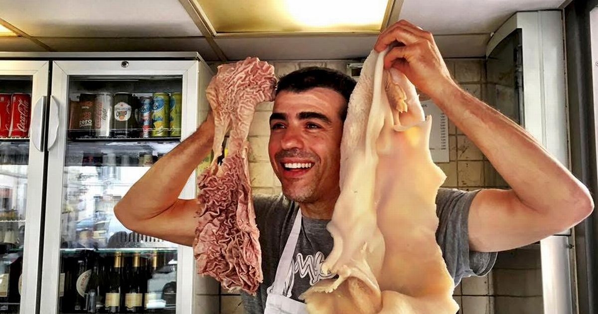 Testículos, serpientes y lobo crudo: las comidas más asquerosas que nuestro equipo de viajes haya tenido jamás.