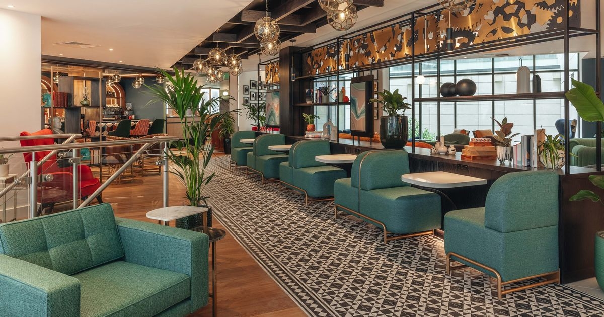 'Hospedei-me em um novo hotel em Londres que tinha um pub próprio dentro — um detalhe secreto no quarto me surpreendeu.'