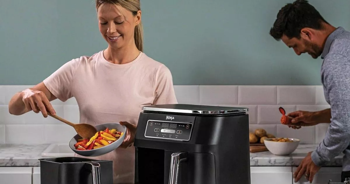 A Air Fryer Foodi da Ninja é elogiada por "acelerar o cozimento" e "não ter pontos negativos"