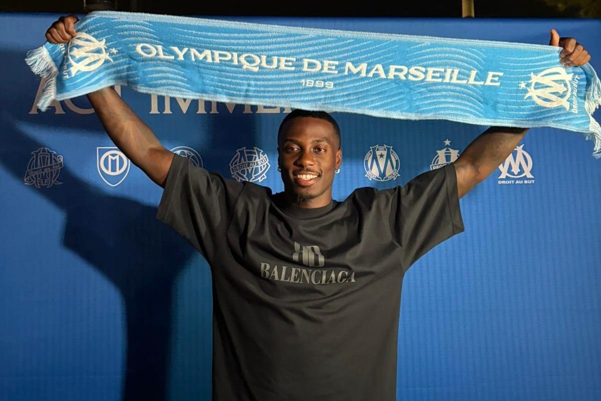 Publiek verwelkomt Weah en Thauvin bij het verlaten van de Serie A