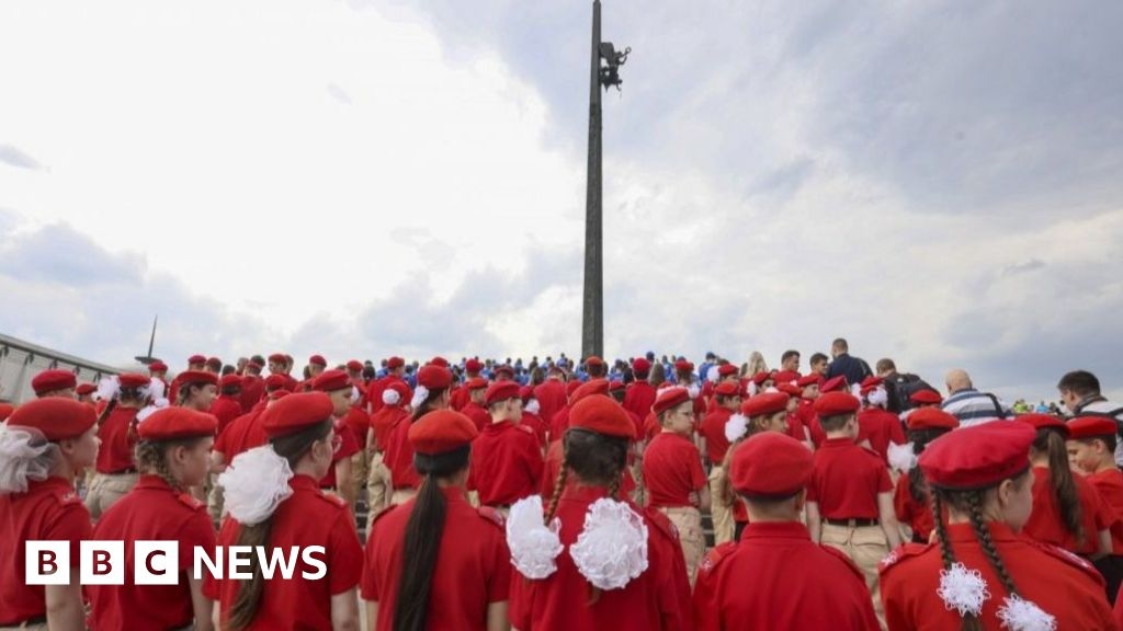 Desfiles, banderas y canciones: La campaña para obligar a los niños ucranianos a amar a Rusia