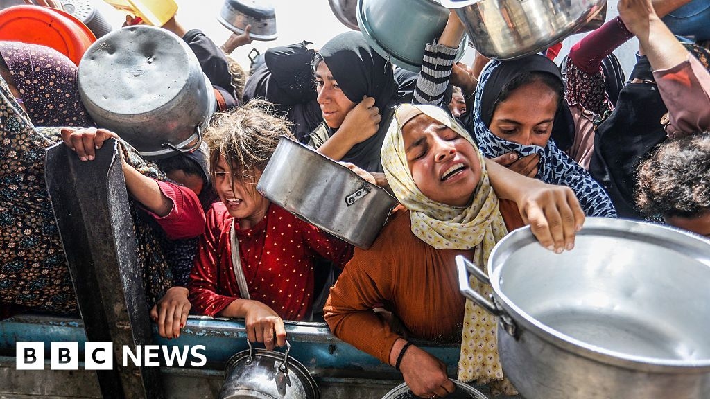 La negación de alimentos por parte de Israel a Gaza es un "arma de guerra", dice el director de la agencia de la ONU para los refugiados a la BBC.