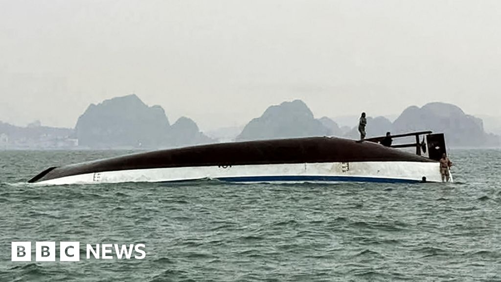 Al menos 37 muertos al naufragar un barco turístico en Vietnam