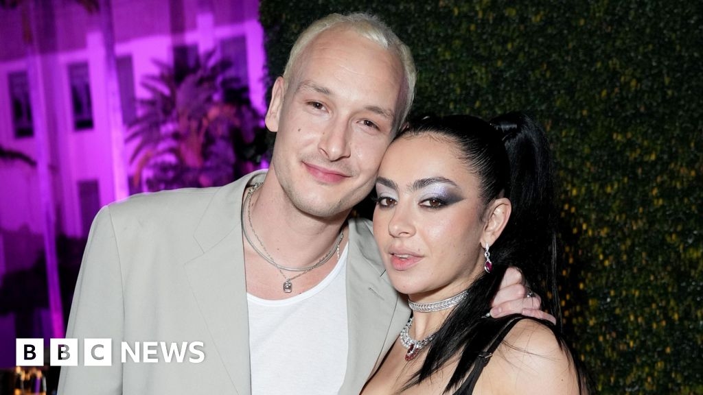 Sr. y Sra. XCX: La estrella de Brat se casa con el baterista de The 1975