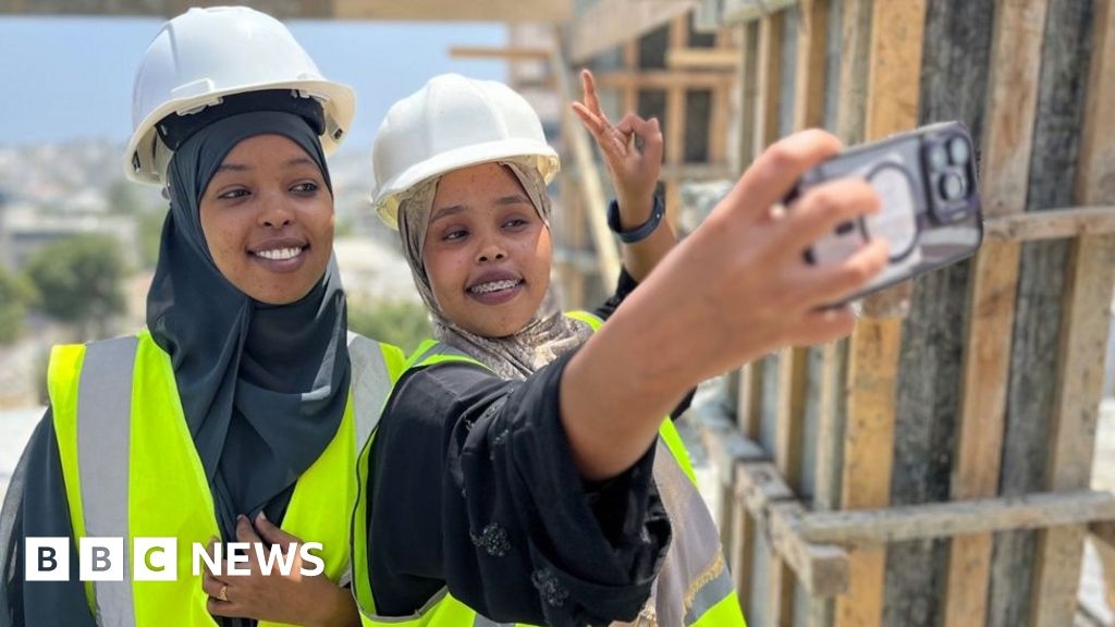 Las mujeres en el centro del auge de la construcción en Somalia