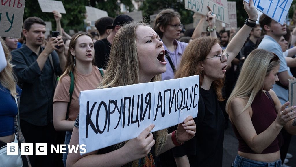 Protestos na Ucrânia após Zelensky assinar projeto de lei que visa órgãos anticorrupção