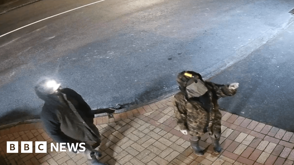 New video appears to show New Zealand fugitive dad with his child