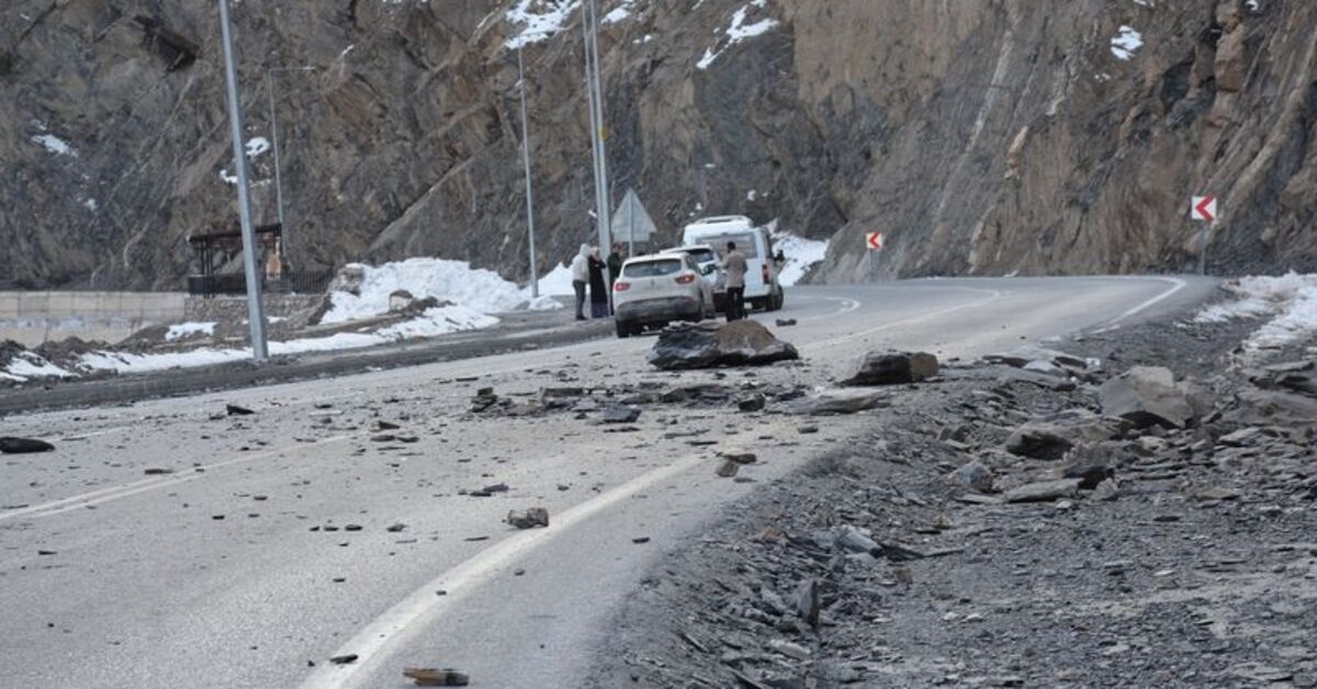 Un masso caduto dalla montagna ha colpito l'auto