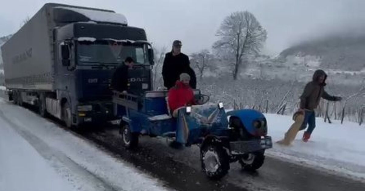 Camion da 25 tonnellate trainato da un "patpat" da 750 chili