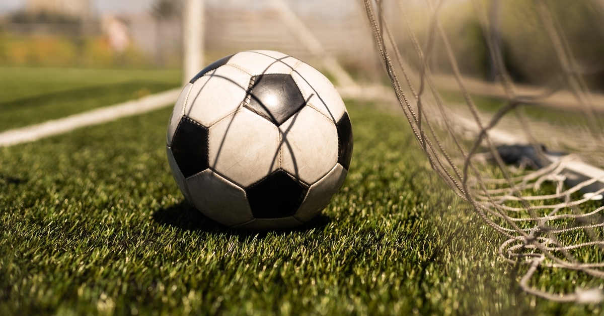 7-jähriger Junge erleidet Gehirnblutung nach Fußballtreffer am Kopf