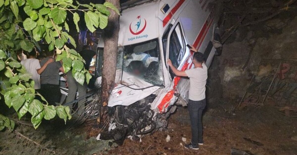 Choque entre ambulancia y camión: un muerto y cuatro heridos