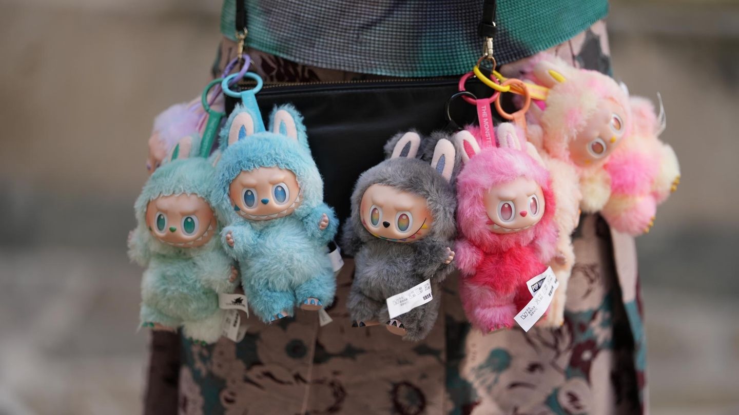 Labubus: ¿Por qué ahora todo el mundo lleva pequeños monstruos de peluche en sus bolsos?