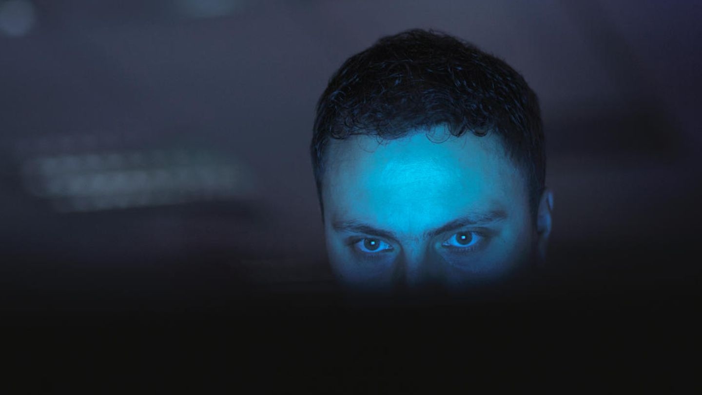 140-hour week: He works for four companies at the same time – then everything is exposed
